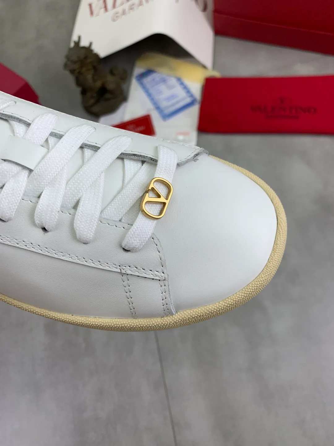 Men's men's shoes 💰P520 New style 💰 Top version Valentino Valentino 25/ Royco series Cherry 🍒Couple style Casual sneakers White shoes Original purchase and development Production Classic and timeless low-top sneakers outline a lazy silhouette, supplemented by low-key and restrained brand details, evolved into a must-have item in the wardrobe, comfortable and versatile!  ✔️Fabric: Original customized first-layer cowhide ✔️Inner lining: Imported breathable sheep lining ✔️Sole: Original molded anti-slip rubber material ✔️Size: 38-45